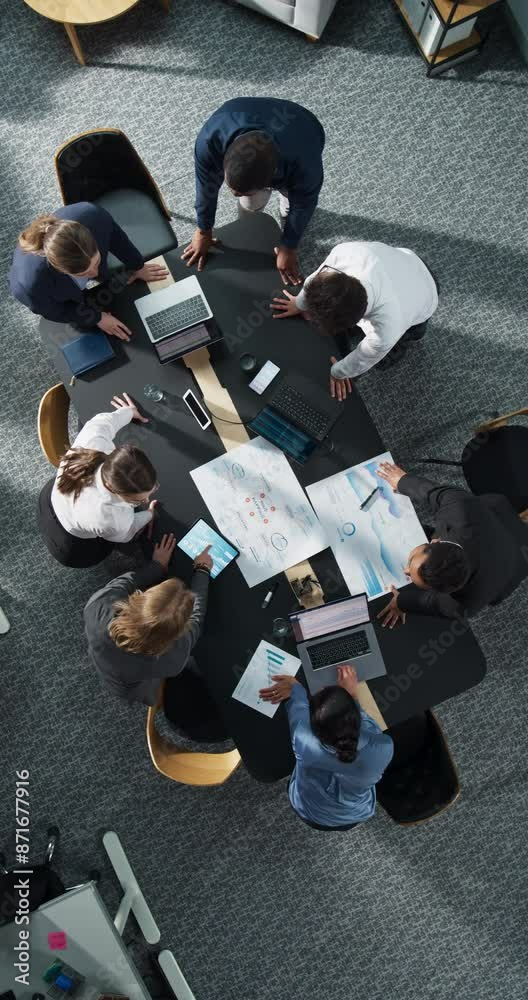 Fototapete vertical screen zoom out top down view: diverse team of business professionals with laptops entering