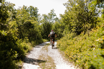 Obraz premium Cyclist on forest path