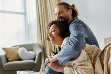 Obraz premium A loving couple snuggles together in bed, enjoying a moment of intimacy and affection.