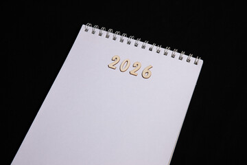 Leeres Papier mit Schriftzug 2026 aus Holz