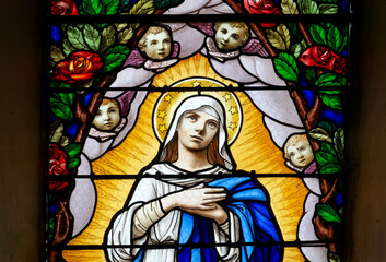 Obraz premium Stained glass Stained window of Madonna with angels. Vitrail de la Vierge Marie avec des anges. 