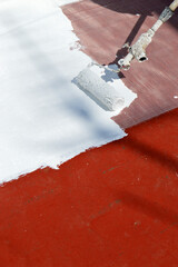 Impermeabilización de la terraza de la casa con pintura impermeabilizante de caucho blanco. Pintura anti goteras blanca.