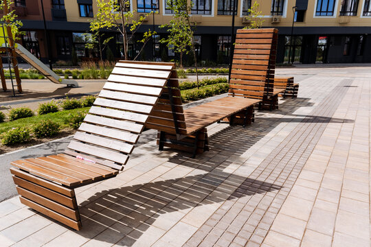 Discover the latest wooden benches designed for urban outdoor spaces, providing a modern touch for leisure and relaxation in public parks and city environments