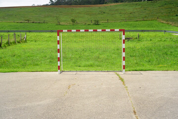 Porteria roja y blanca de futbol en zona rural