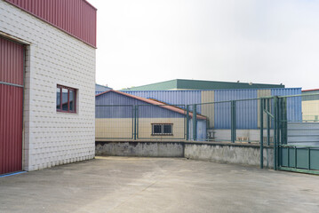 Patio en zona industrial entre naves
