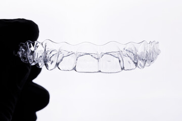 dental cap of the upper jaw in the hand of a doctor on a white background © Dental Pro Content