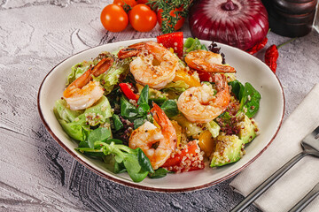 Salad with prawn and quinoa