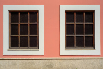 Ventanas en pared rosa
