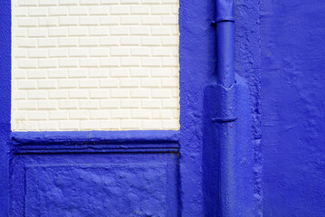 Pared de ladrillo blanco y azul vibrante