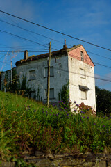 Casa de campo vieja en ladera de hierba