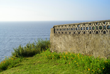 Celos&iacute;a de hormig&oacute;n junto al mar