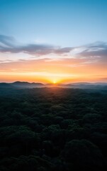 Obraz premium Stunning aerial view of a sunrise over dense forest. Perfect for nature, travel, and landscape photography enthusiasts.