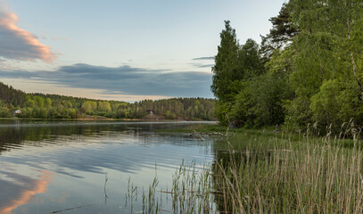 Obraz premium A lake with a cloudy sky in the background
