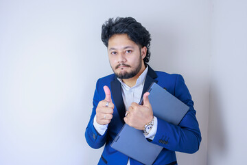 ノートパソコンを持ちGoodサインを出すビジネスマン