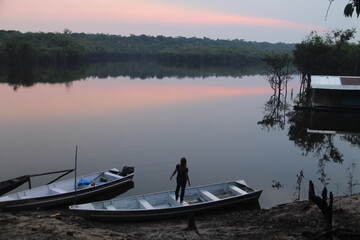 Obraz premium mulher em barco em amanhecer em Rio Preto da Eva, Amazonas 