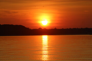 Fototapeta premium pôr do sol no lago acajatuba, amazonas 