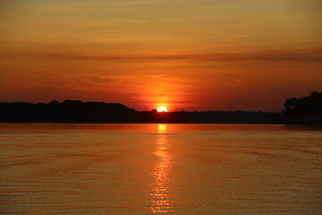 pôr do sol no lago acajatuba, amazonas 