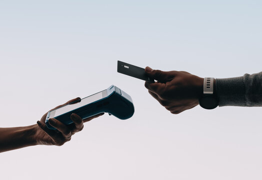 Effortless payment: Convenience at the checkout with contactless cards and nfc technology