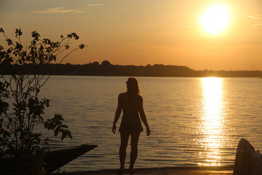 p&ocirc;r do sol no rio cercado de floresta em Iranduba, Amazonas