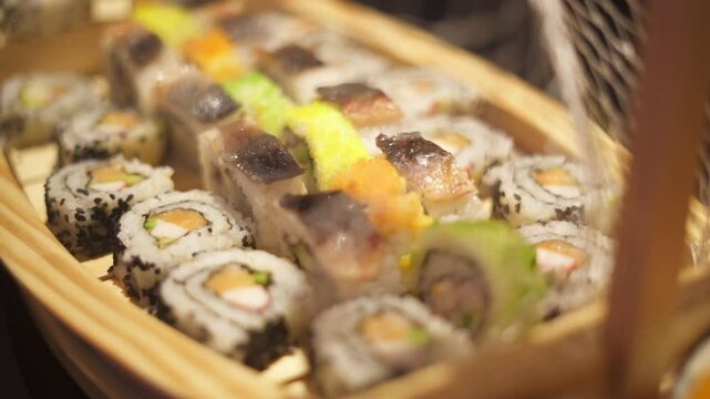 gran variedad de sushi ordenados cuidadosamente en una fiesta 