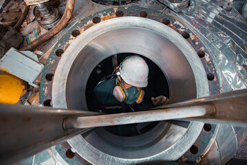 Male into work inspection process chemical into chemical stainless tank