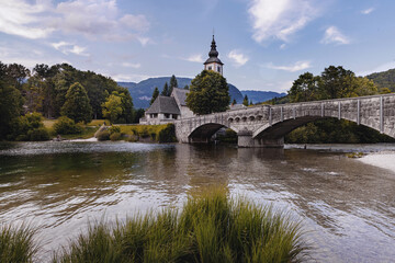 Obraz premium Church of Sv. John the Baptist and a bridge by the Bohinj lake, Slovenia