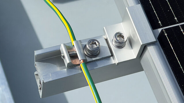 Grounding system bracket for solar cell system rails