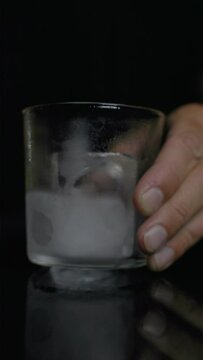 Making cocktails 4KUHD slow motion 120fps (2160x3840, 30fps, 15Mbps, H264)