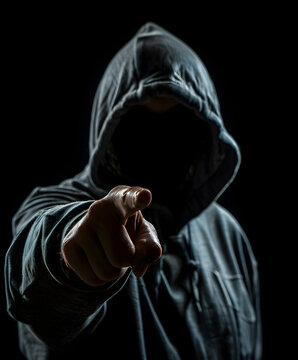 Persona con capucha se&ntilde;ala