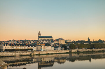 Obraz premium A golden glow on the loire river in tours