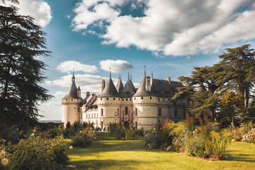 Obraz premium A fairytale castle amidst summer blooms