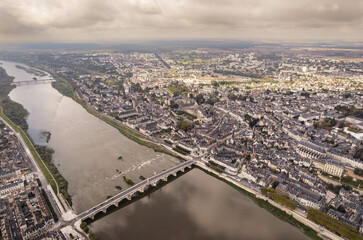 Obraz premium A cloudy day over saumurs river bend