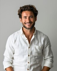 Obraz premium A man in white shirt and jeans smiling.