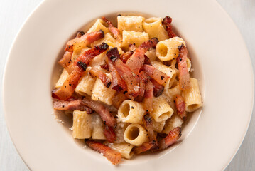 Mezzi rigatoni alla gricia, tipica pasta della cucina romana, cibo italiano, gastronomia europea 