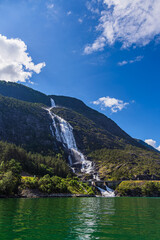 Blick auf den Wasserfall Langfossen am Åkrafjord in Norwegen