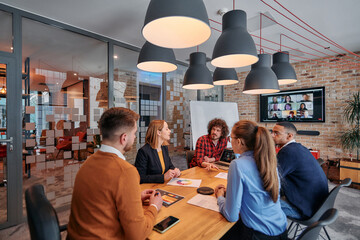 Naklejka premium In the vibrant ambiance of a modern startup office, a diverse team of business professionals engage in discussions on various projects and develop new business strategies, epitomizing creativity and