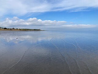 Langsam und sanft nähert sich die Flut der Nordsee, dem Strand von Cuxhaven  Döse