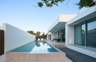 Fototapeta premium Modern Home with Pool, Designer Features, and Lush Greenery