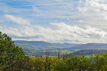Obraz premium Herbstlicher Panorma-Ausblick auf die schöne Landschaft der hessischen Rhön, mit Herbst Wäldern, Wiesen und einem kleinem Dorf bei Hilders, Herbstlaub, Hilders, Hessen, Deutschland