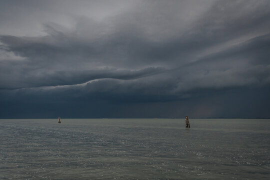 Una tempesta si abbatte con le sue nuvole nere sulla laguna di Venezia in una giornata di primavera