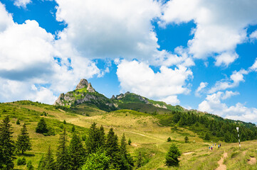 Obraz premium Wanderer auf Bergpfad im Ciucas Gebirge in den rumänischen Karpaten in der Nähe von Brasov, Rumänien