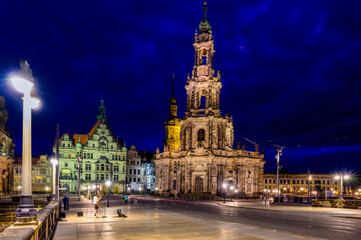 Obraz premium Night shot of the brightly lit historic Sanctissimae Trinitatis Cathedral in Dresden.