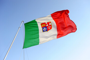 Bandiera dell'Italia che sventola nel vento su uno sfondo di cielo blu. Bandiera italiana che...