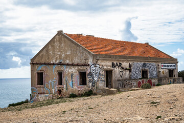 Obraz premium Abandoned building at Cabo Espichel headland In Setubal District, Portugal. Former observation post, now a lost place.