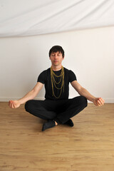 homem fazendo yoga meditação guru da sorte 
