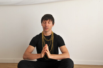 homem fazendo yoga meditação guru da sorte 