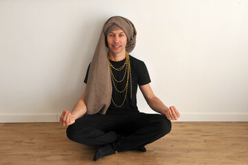 homem fazendo yoga meditação guru da sorte 