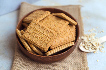 Oat biscuits in a wooden bowl 