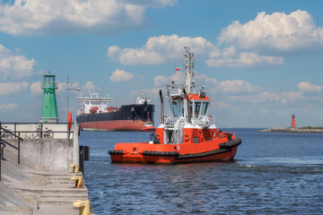 Fototapeta premium Port of Gdansk, Poland, a large tanker PEARY SPIRIT enters the port, accompanied by the port tugs 