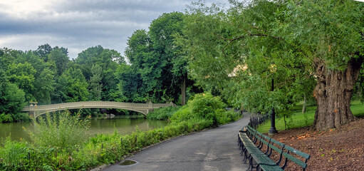 Obraz premium Bow bridge i early summer